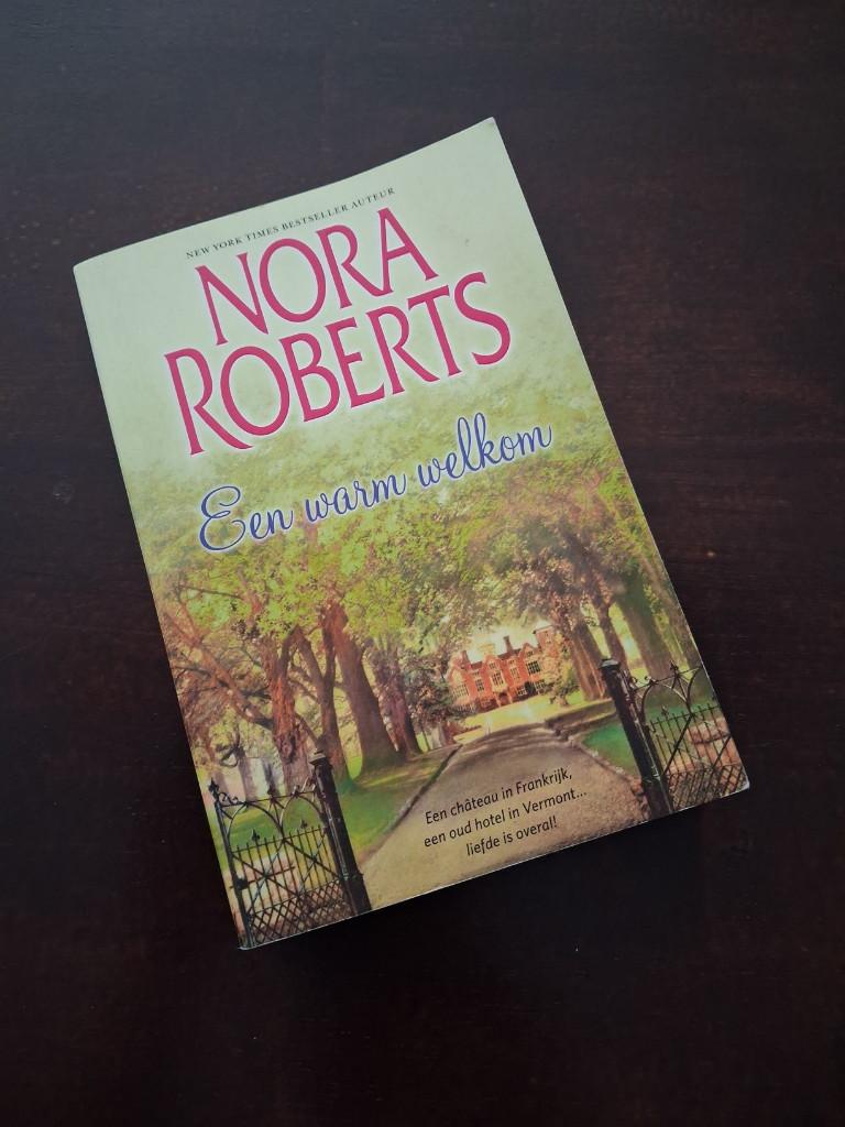Nora Roberts - een warm welkom dubbelroman 2 in 1, Boeken, Ophalen of Verzenden, Zo goed als nieuw