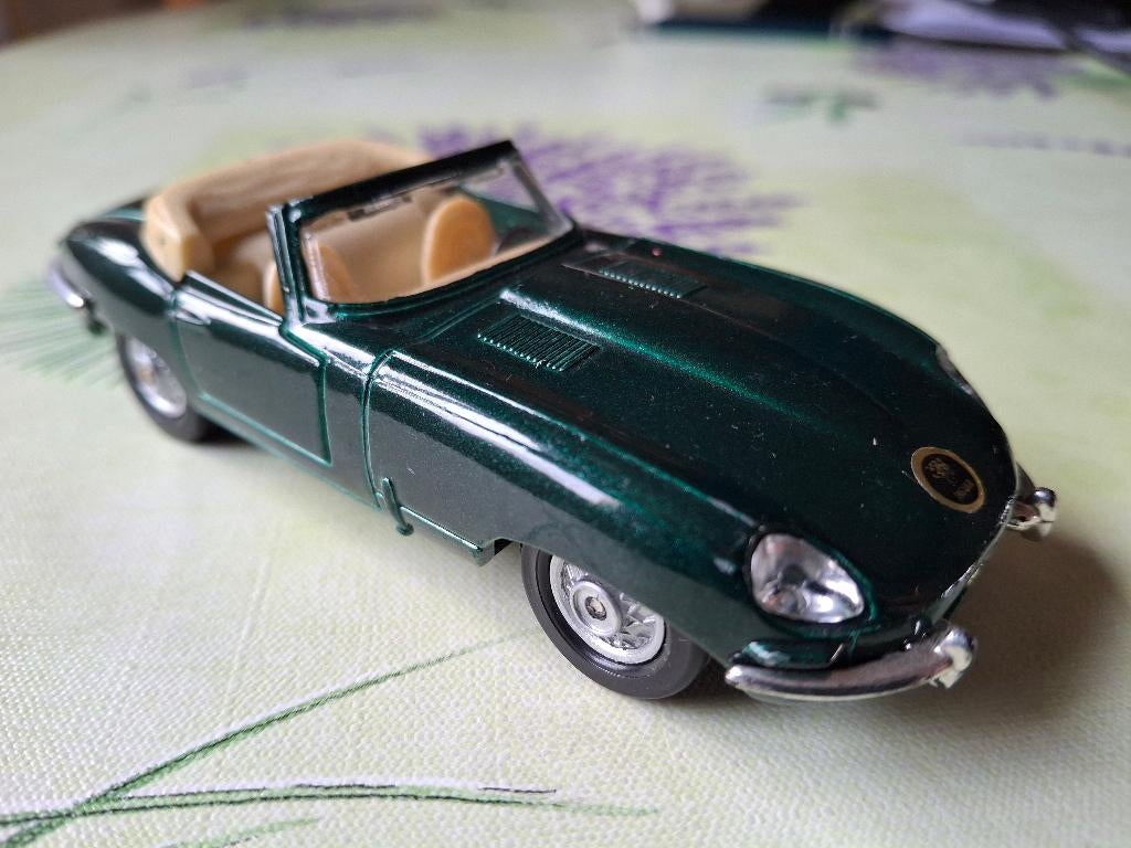 Jaguar E Cabriolet 1961 Groen metallic  (Maisto - Shell), Hobby en Vrije tijd, Modelauto's | Overige schalen, Ophalen of Verzenden