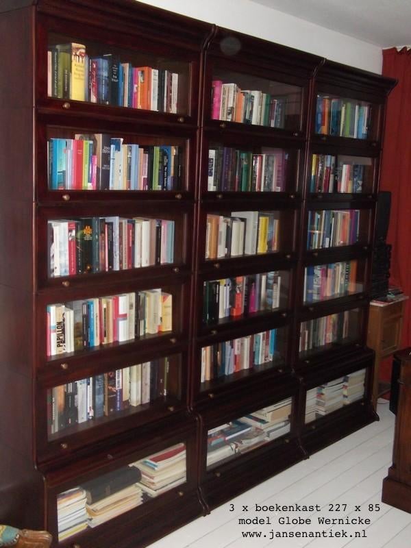 Model Globe Wernicke boekenkast kast chesterfield v.a. €750,