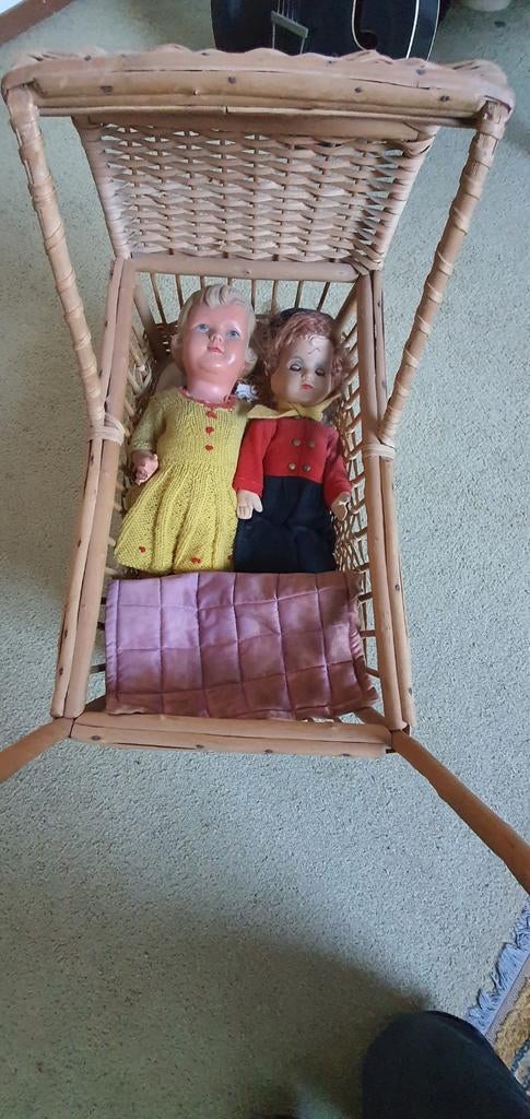 Vintage rieten poppenwagen met 2 poppen, Ophalen of Verzenden, Gebruikt, Kinderwagen, Overige merken