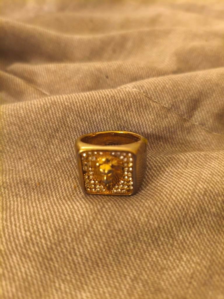 Gouden ring met leeuw en strass, Ophalen of Verzenden, Zo goed als nieuw, Dame of Heer, Goud