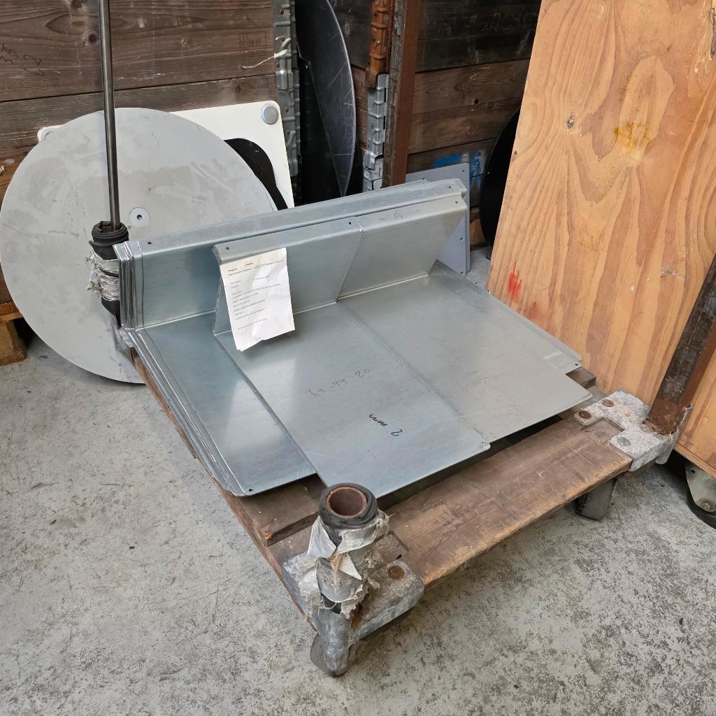 28 x ZWARE METALEN VERZINKTE GEZETTE PLATEN, Ophalen, Zo goed als nieuw, X, X