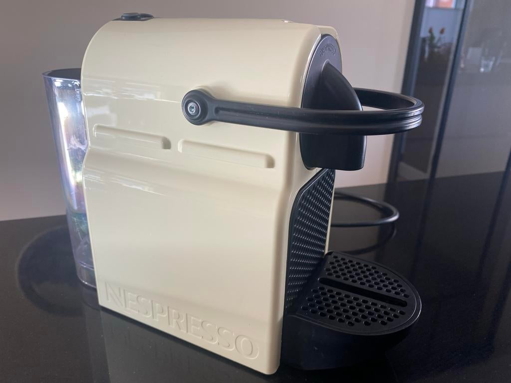 Nespresso Inissia koffiemachine Magimix - Zo goed als nieuw, Koffiemachine, Ophalen of Verzenden, Zo goed als nieuw, Koffiepads en cups