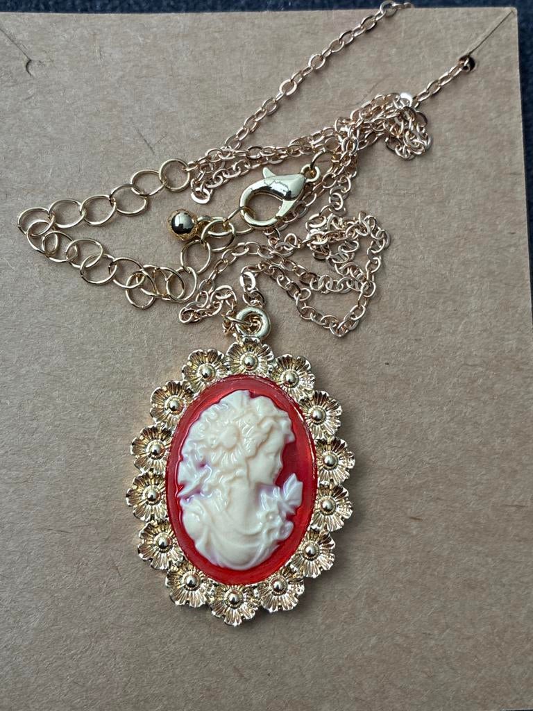 Gouden ketting met camee hanger, Gebruikt, Ophalen of Verzenden, Goud, Overige materialen