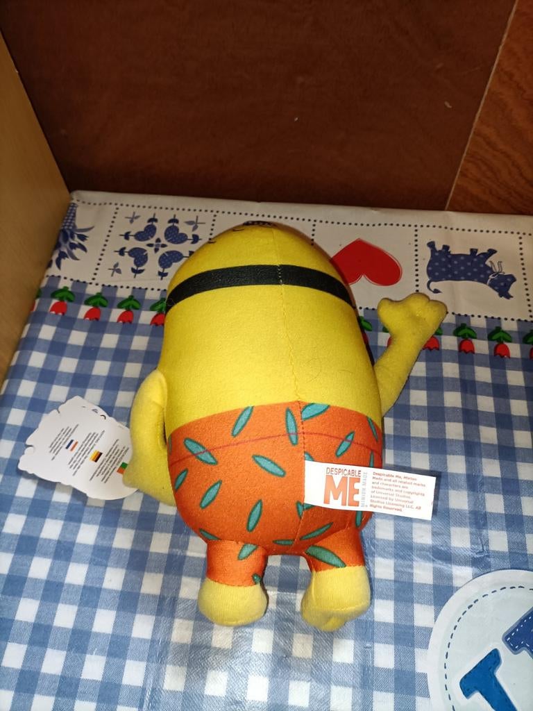 Minions knuffel nieuw met kaartje met zwembroek en cocktail, Ophalen of Verzenden, Zo goed als nieuw, Overige typen