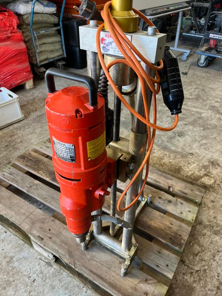 Betonboormachine op statief, Ophalen