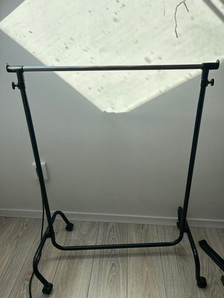 Zwart kledingrek met wielen, Kleding | Dames, Kledingrekken, Ophalen, Met wielen, Gebruikt