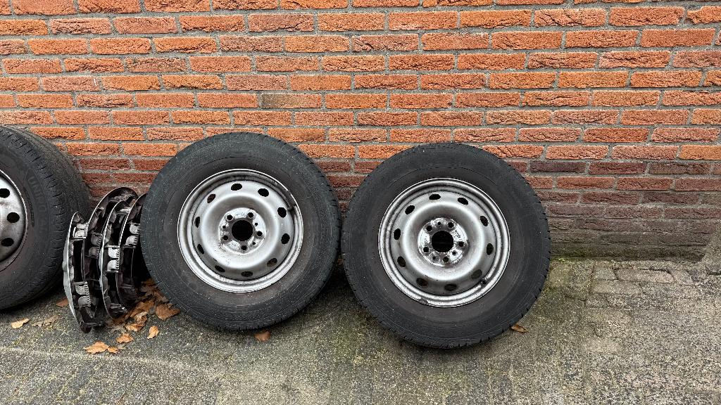 4 zomerbanden, incl stalen velgen en wieldoppen, 215/70 R15, Ophalen, Gebruikt, Peugeot
