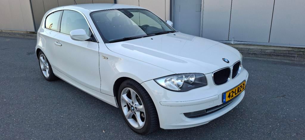 BMW 1-Serie 2.0 118I 3DR 2010 Wit apk april  2027!!!, Auto's, BMW, Stof, 1995 cc, Zwart, Wit