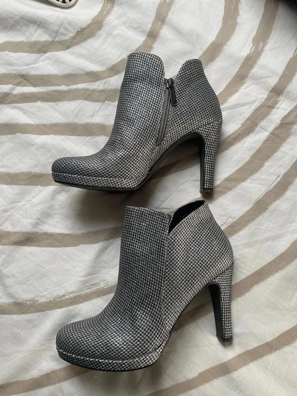 Tamaris enkellaarsjes maat 38 zilver, Kleding | Dames, Schoenen, Tamaris, Overige kleuren, Lage of Enkellaarzen, Ophalen of Verzenden