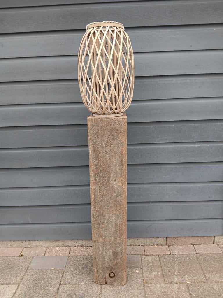 Landelijke meerpaal zuil met rotan windlicht, Huis en Inrichting, Ophalen, Nieuw