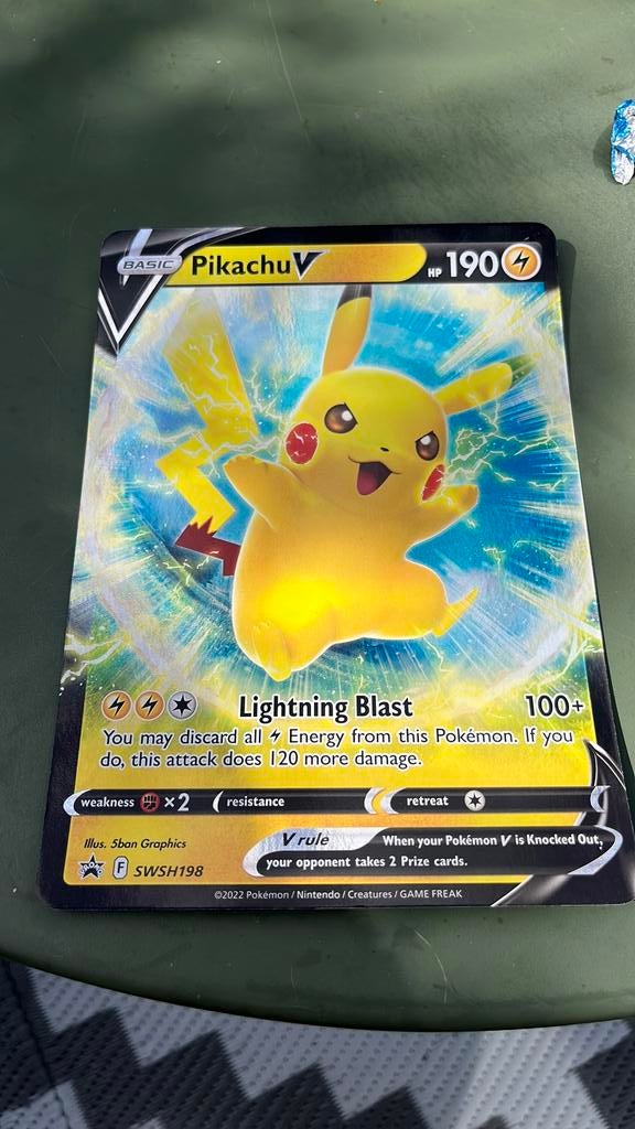 Pikachu V jumbo kaart, Ophalen of Verzenden, Zo goed als nieuw