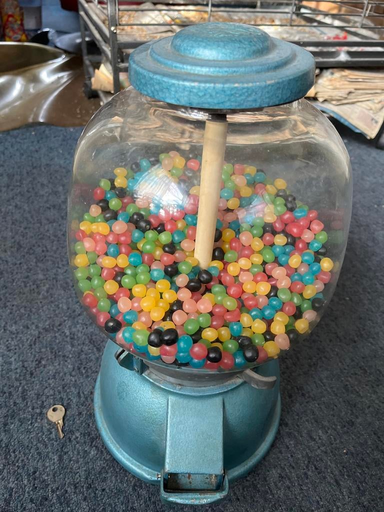 Oude snoepautomaat met sleutel, Ophalen of Verzenden, Gebruikt