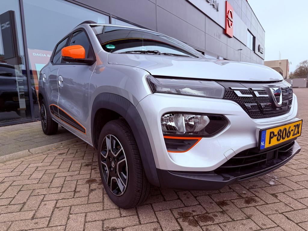Dacia Spring Electric Comfort Plus - Orange Pack 2021, Auto's, Zwart, 38 min, 4 stoelen, Leder