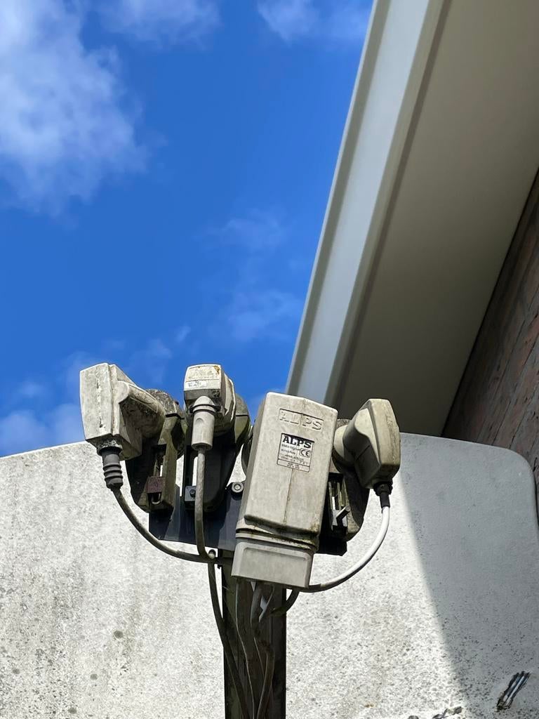 Kunststof schotel met muurbeugel, tegelstatief en meerdere L, Ophalen, Gebruikt, (Schotel)antenne, Overige merken