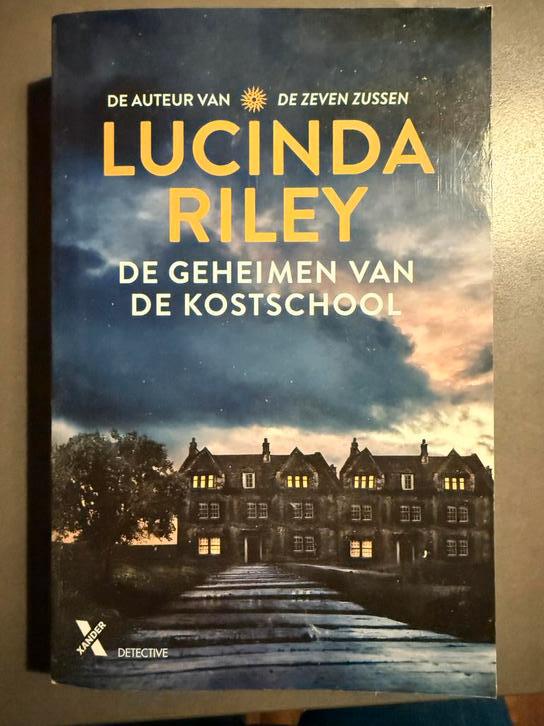 Lucinda Riley - De Geheimen van de Kostschool, Ophalen of Verzenden, Zo goed als nieuw