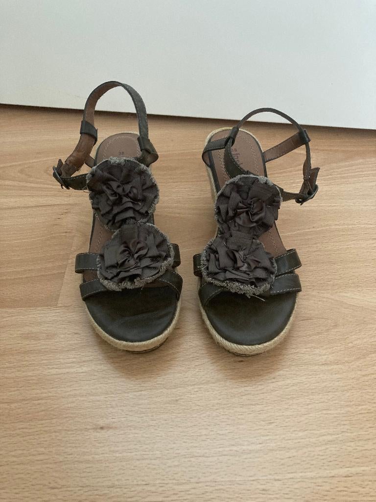 Bruin sleehak sandalen met rozetten mt 38 FASHION LINE, FASHION LINE, Bruin, Zo goed als nieuw, Sandalen of Muiltjes