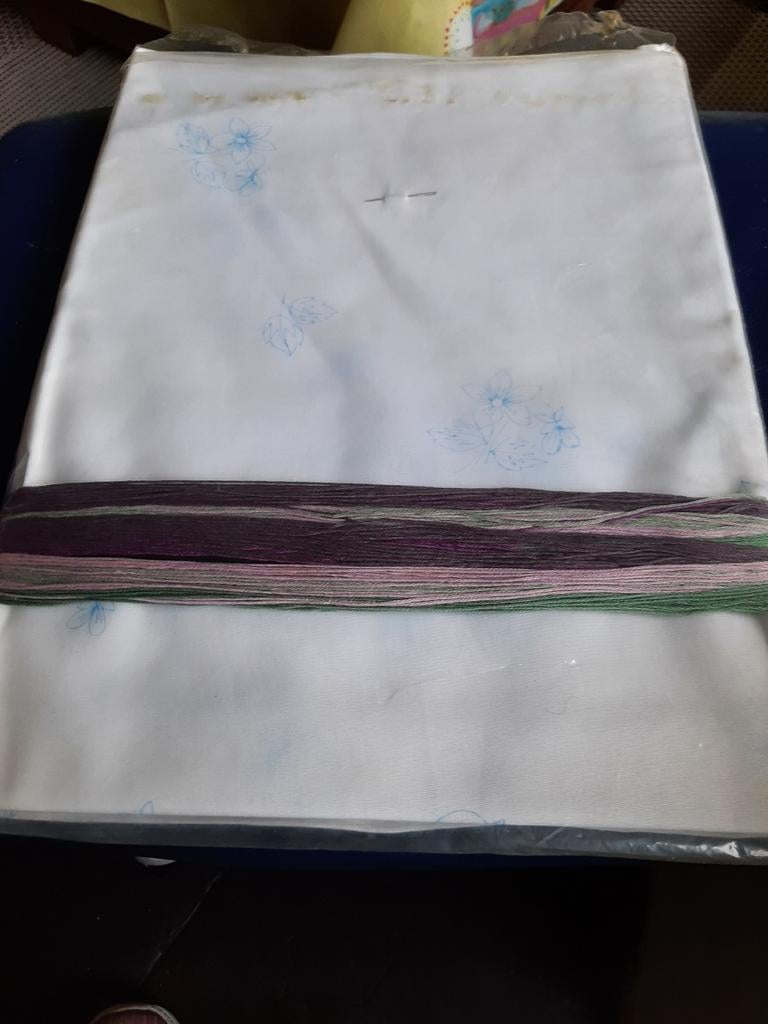 Mooi rond borduurpakket met garen, Ophalen of Verzenden, Nieuw, Borduurpakket