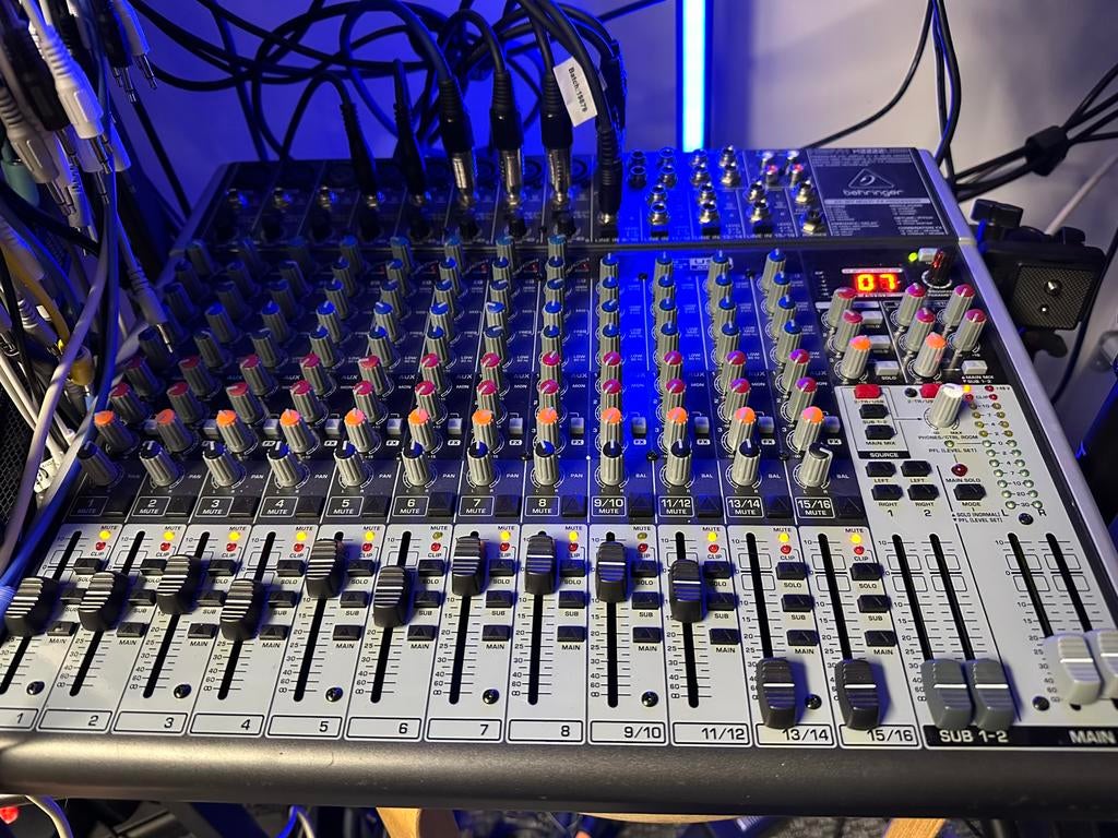 Behringer X2222, Ophalen of Verzenden, Gebruikt, 10 tot 20 kanalen, Microfooningang