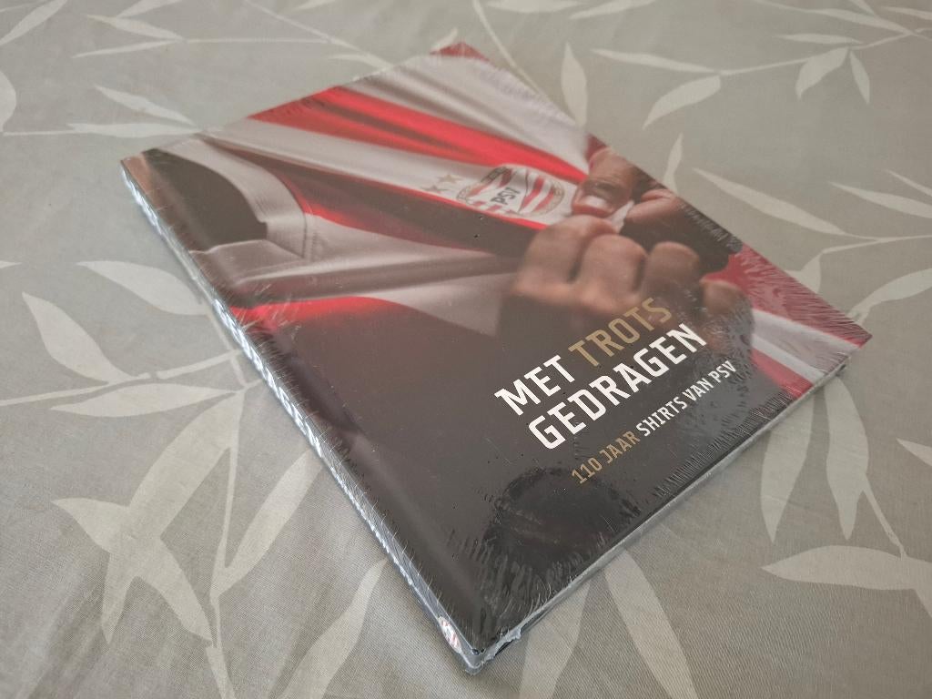 MET TROTS GEDRAGEN - 110 jaar SHIRTS van PSV, Ophalen of Verzenden, Nieuw, Balsport