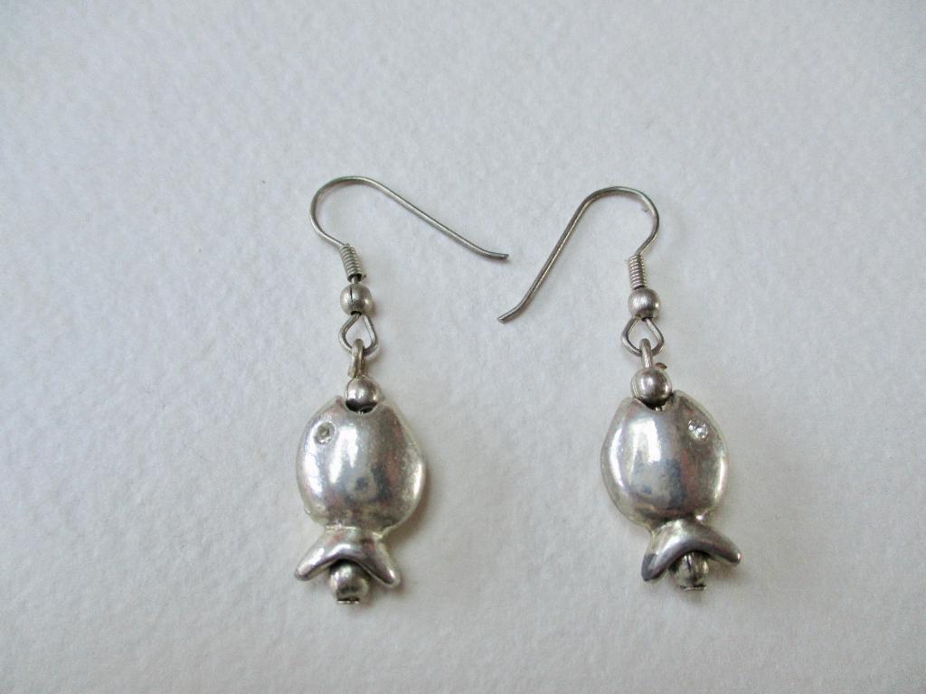 Zilverkleurige hang oorbellen met een Visje eraan hangend, Overige materialen, Hangers, Verzenden, Zo goed als nieuw
