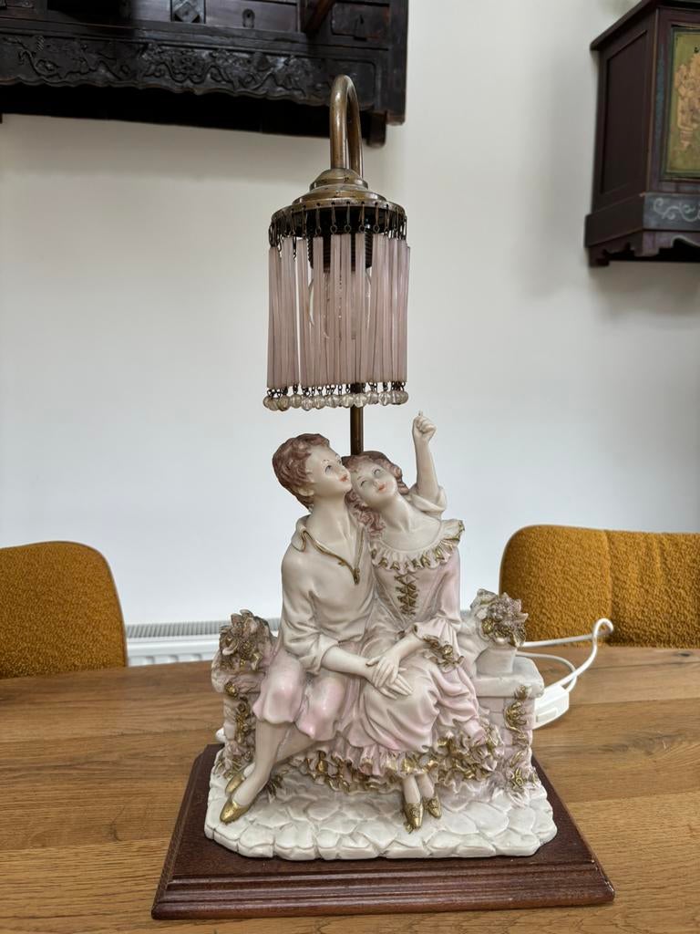 Super lieve brocante tafellamp: Verliefd stel onder de kap, Huis en Inrichting, Overige materialen, Gebruikt, Grootmoederstijd