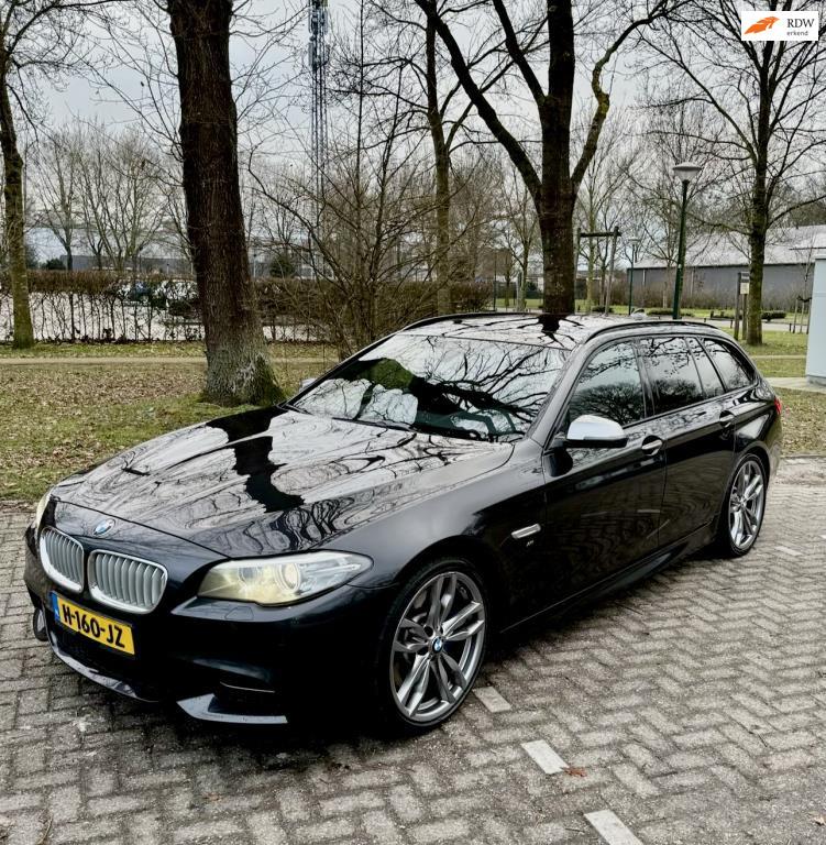 BMW 5-serie Touring M550XD| pano| trekhaak afneembaar|, Auto's, BMW, Automaat, Gebruikt, Euro 6, 2993 cc