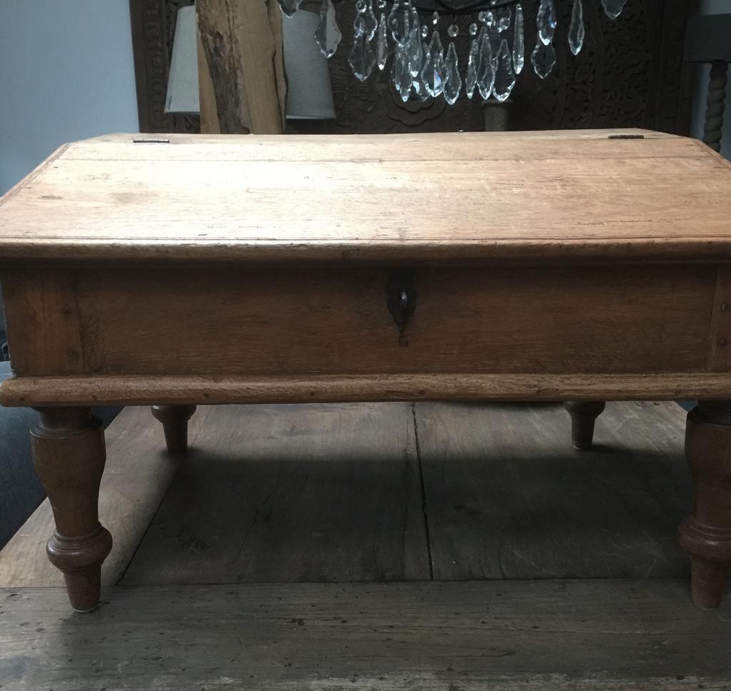 Oude lessenaar schijfkist schijftafel schooltafel India, Ophalen