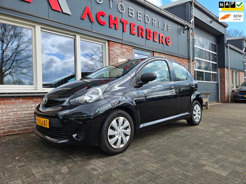 Toyota Aygo 1.0 VVT-i Now Airco! 5-Deurs! NAP! Leuke Auto!, Voorwielaandrijving, Euro 5, Gebruikt, 4 stoelen