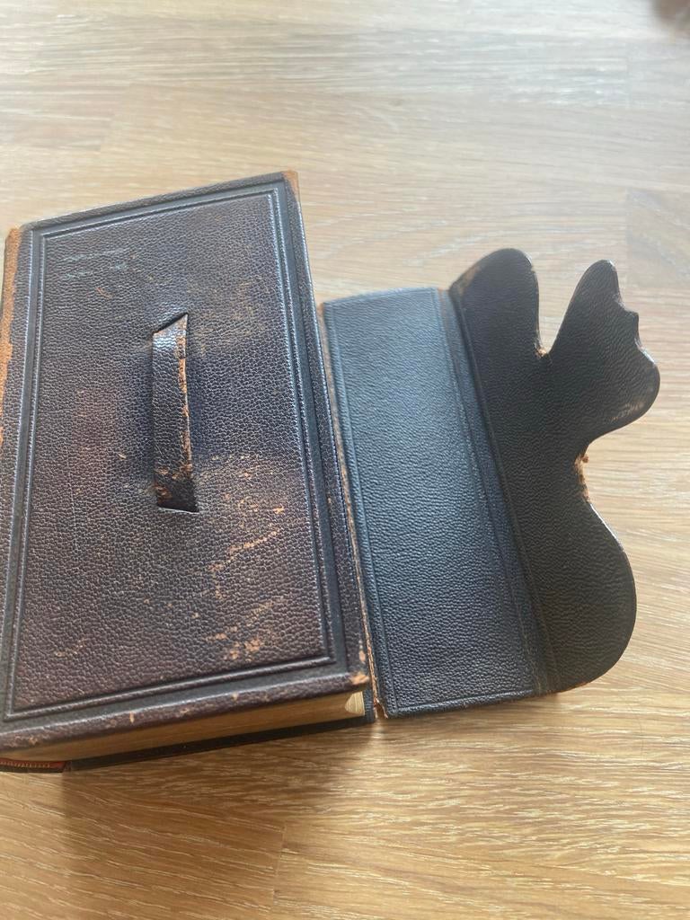 Oude Bijbel in leren hoes, Antiek en Kunst, Antiek | Boeken en Bijbels, Ophalen of Verzenden