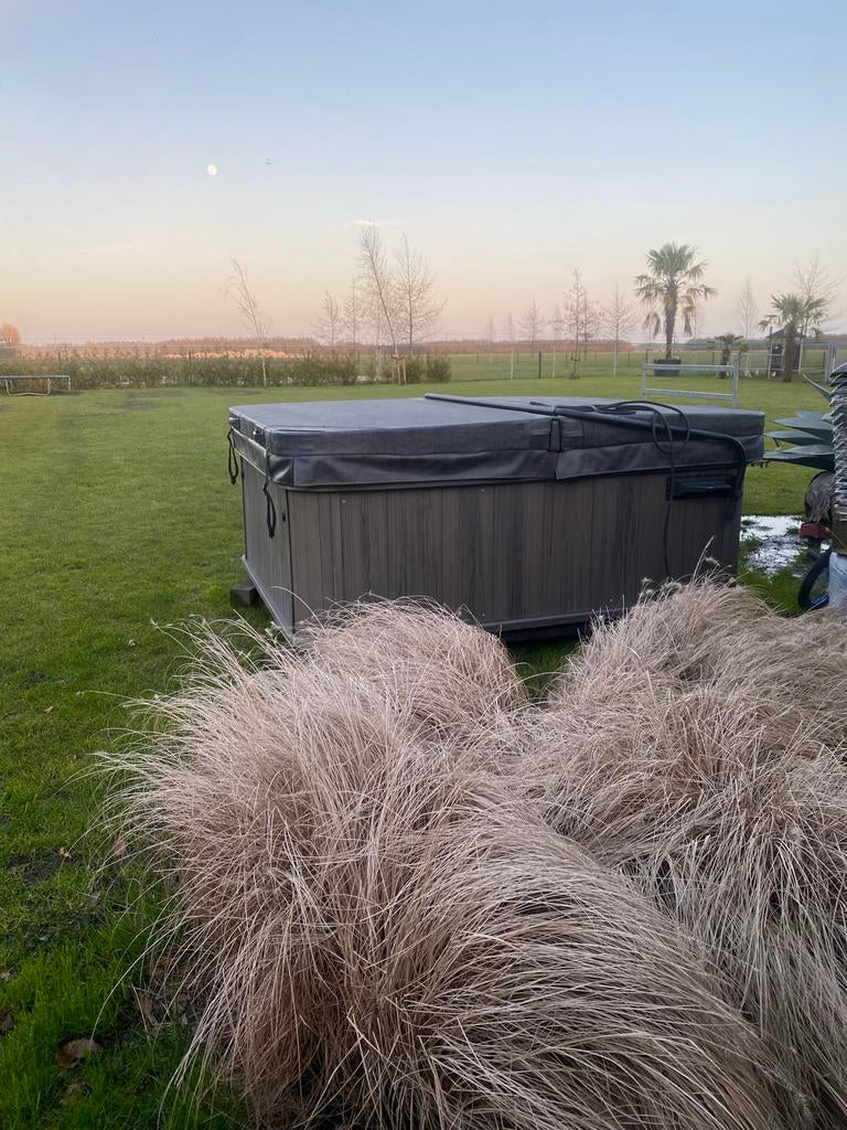 Nette jacuzzi aangeboden, Ophalen, Gebruikt, Afdekzeil, Vast