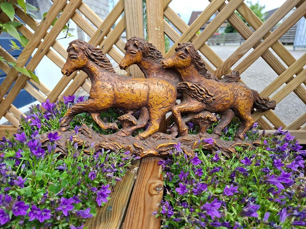 tuinbeeld wandbeeld van 3 paarden die galoperen, Ophalen of Verzenden, Gebruikt, Steen