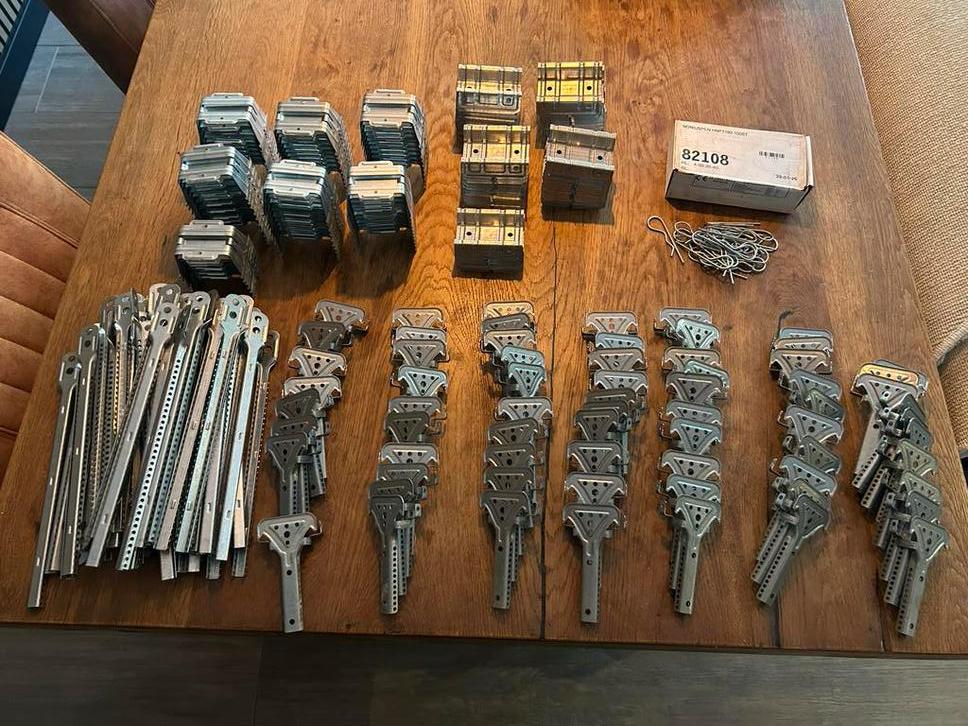 Metalstud Bevestigingsmaterialen - Diverse Onderdelen, Ophalen of Verzenden, Gebruikt, 100 tot 250 mm, Overige typen