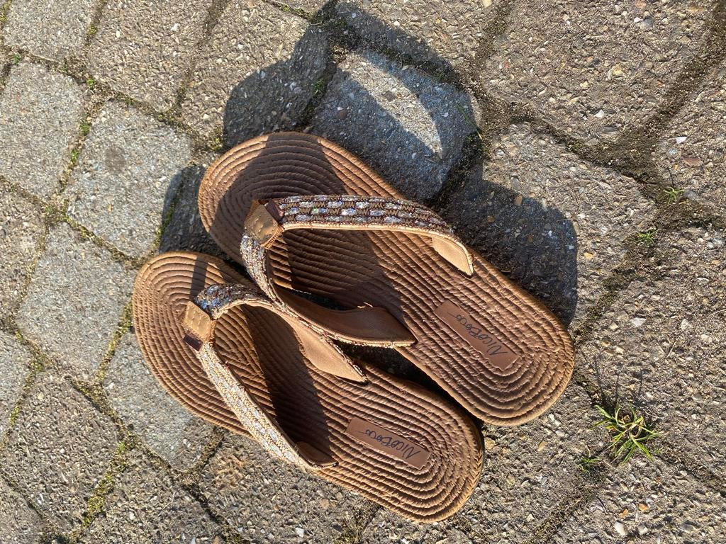 NicoBoco Slippers - Zo goed als nieuw, Ophalen of Verzenden, Zo goed als nieuw, Bruin, Slippers