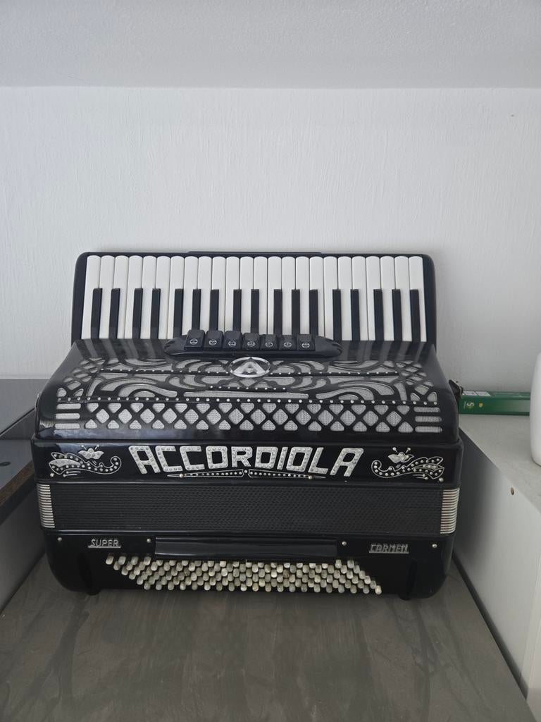 Accordiola super carmen 120 bas met koffer, Muziek en Instrumenten, Accordeons, Ophalen, 120-bas, Accordiola, Met koffer