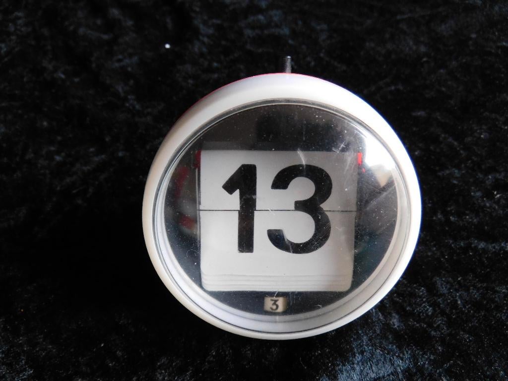 Vintage flipkalendertje in oranje - wit, hg 8 cm, dsn 8 cm, Ophalen of Verzenden, Overige typen