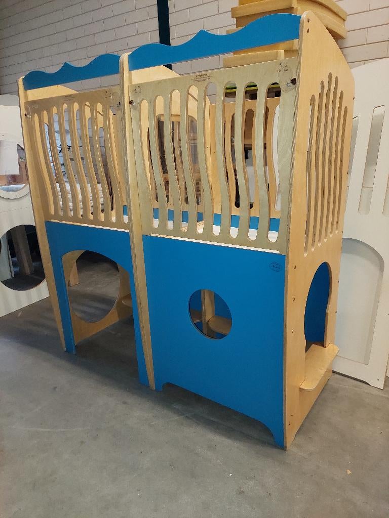 De Esdoorn hoge duobox / dubbele box met speelhuis /KDV-box, Kinderen en Baby's, Ophalen of Verzenden, Zo goed als nieuw, Rechthoekig