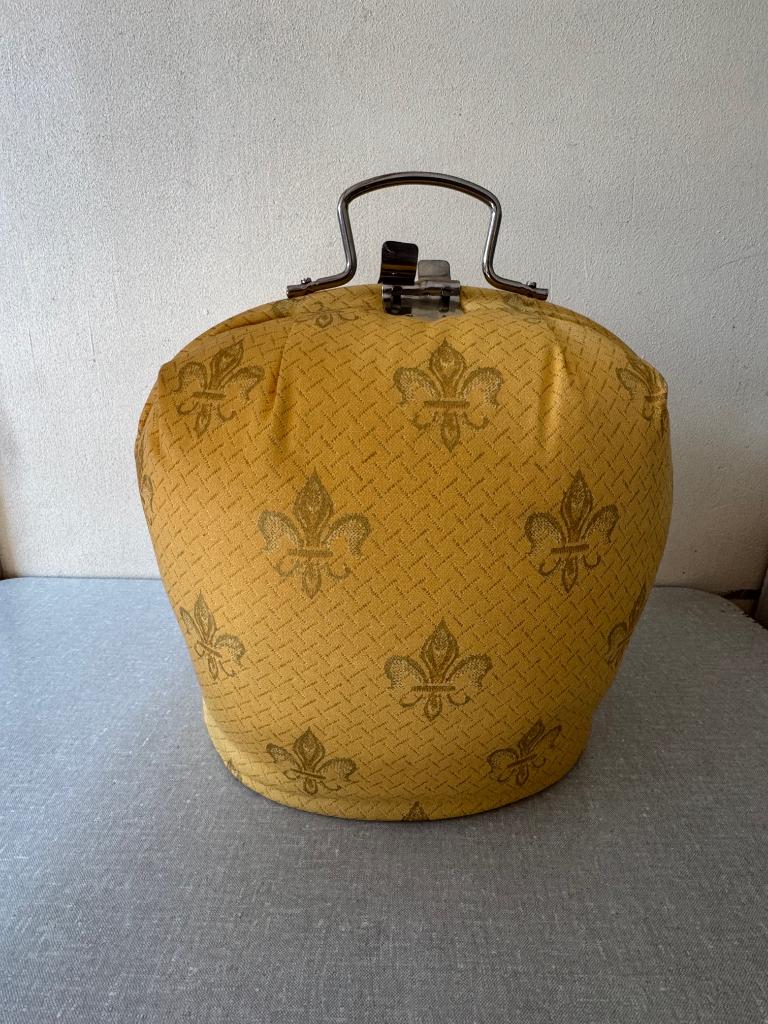 NIEUWE theemuts Mosterd-geel met goudkleurige Franse Lelies, Ophalen of Verzenden, Nieuw