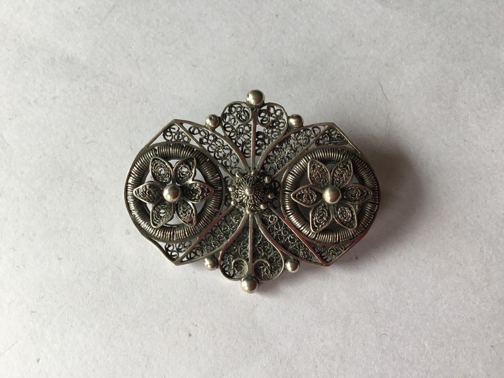 Antieke Zilveren Broche ( in Hilversum ), Ophalen of Verzenden, Zilver, Broche