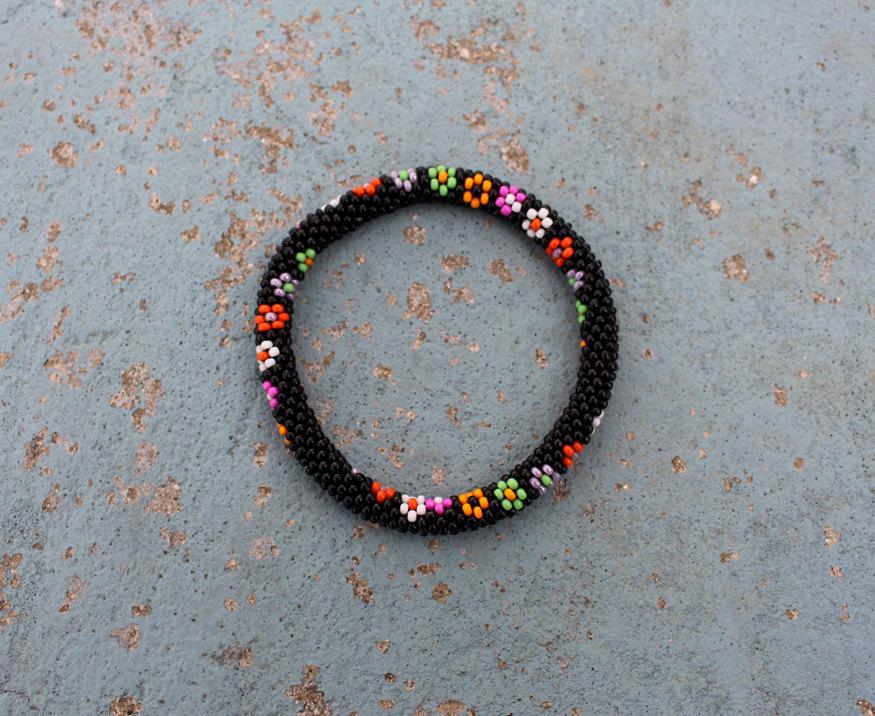 Glaskralen armband - zwart met bloemen - RB010, Overige materialen, Overige kleuren, Verzenden, Nieuw