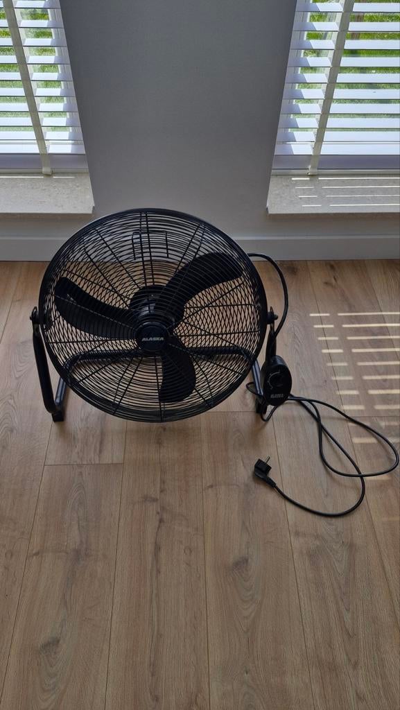 Grote en krachtige zwarte ventilator van Alaska, Witgoed en Apparatuur, Ventilatoren, Ophalen, Zo goed als nieuw, Vloerventilator