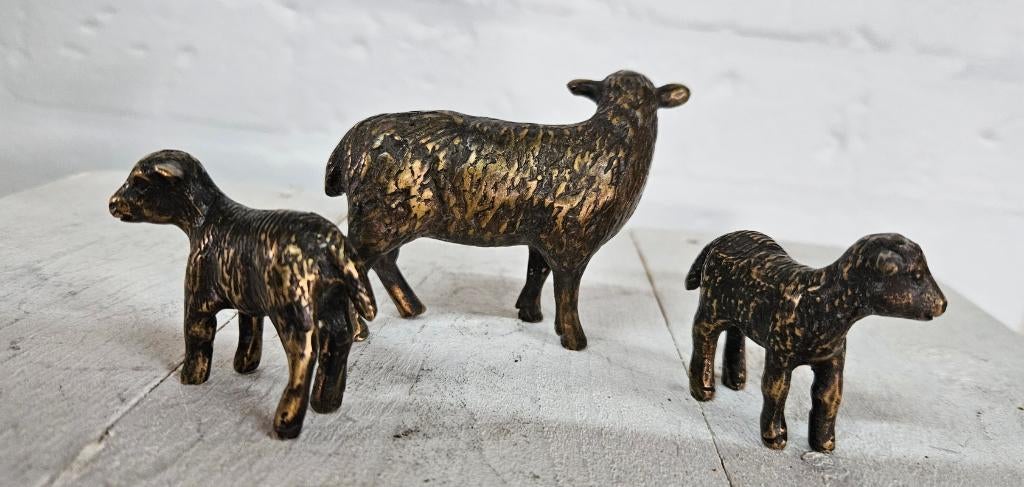 SCHAAP MET 2 LAMMETJES / bronzen beeld, Ophalen of Verzenden, Nieuw, Boerderijdier, Beeldje of Figuurtje