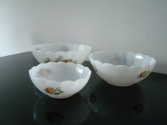 VINTAGE nest van DRIE witte schalen, Ophalen of Verzenden, Zo goed als nieuw, Porselein, Bord of Schaal