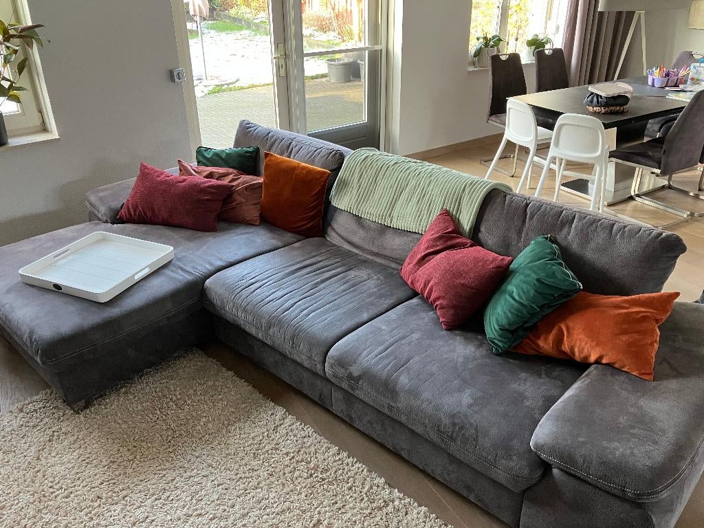 Mooie grijs suede bankstel met poef, Huis en Inrichting, Banken | Bankstellen, Ophalen, Gebruikt, Leer, 100 tot 125 cm