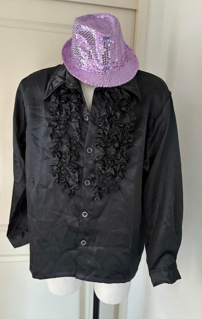 Zwarte satijnen blouse Maat M paars hoedje Foute party Feest, Ophalen of Verzenden, Zo goed als nieuw