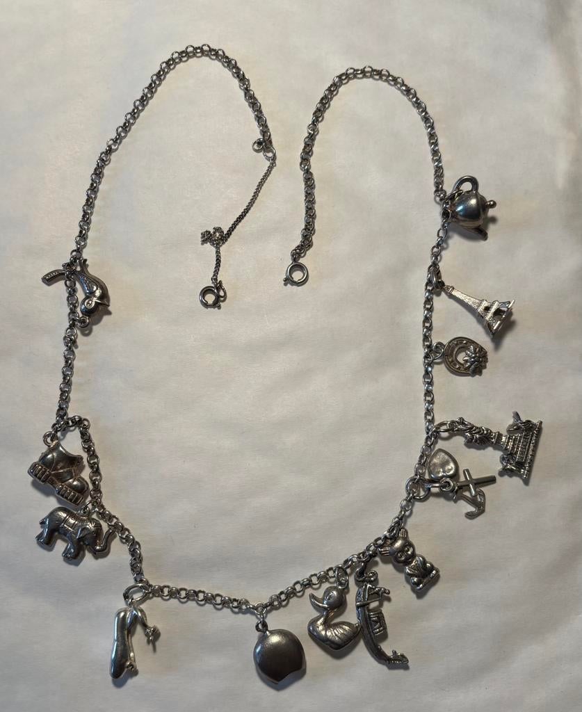 Zilveren collier met 13 zilveren bedels gratis verzending, Overige merken, Ophalen of Verzenden, Zo goed als nieuw, 4 bedels of meer
