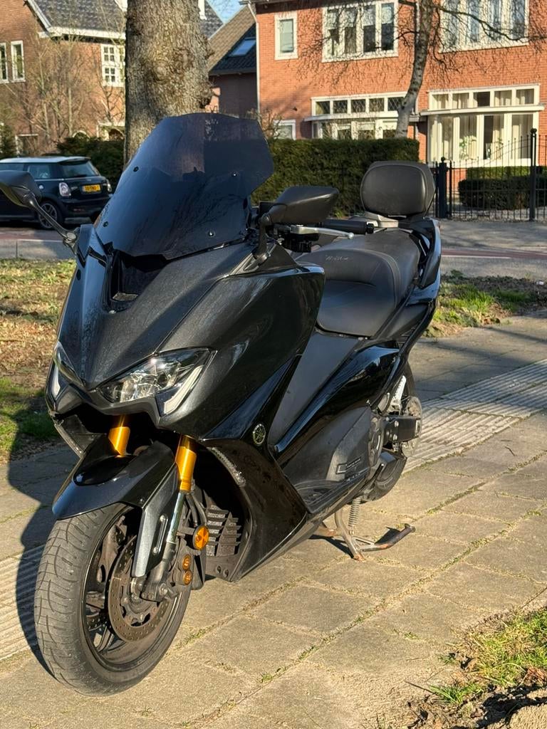 Yamaha tmax 560 full option custom kleur