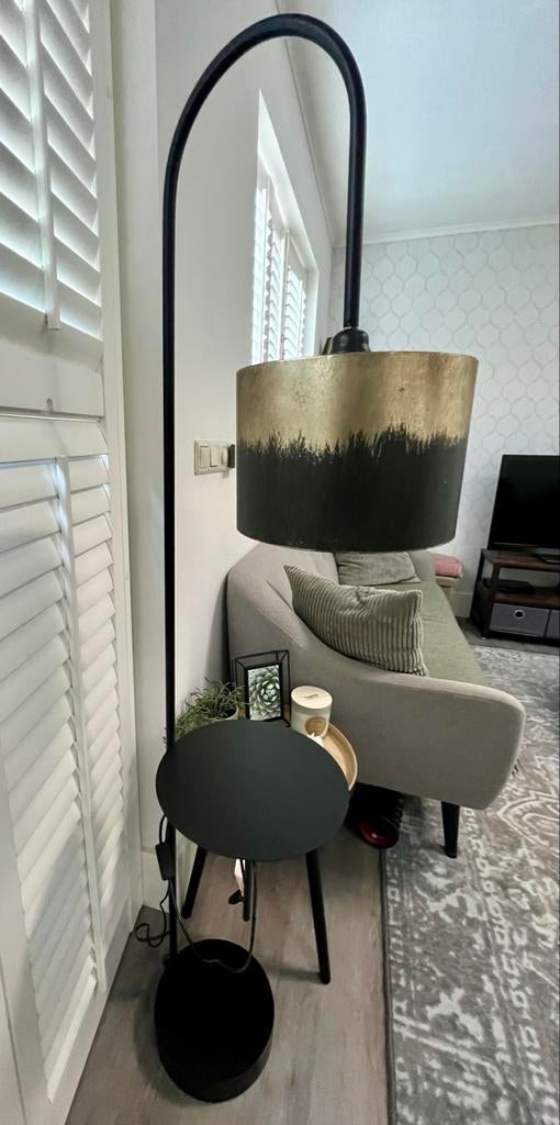 Moderne vloerlamp met tafeltje en goudkleurige kap, Huis en Inrichting, Lampen | Vloerlampen, Ophalen, Zo goed als nieuw, Metaal