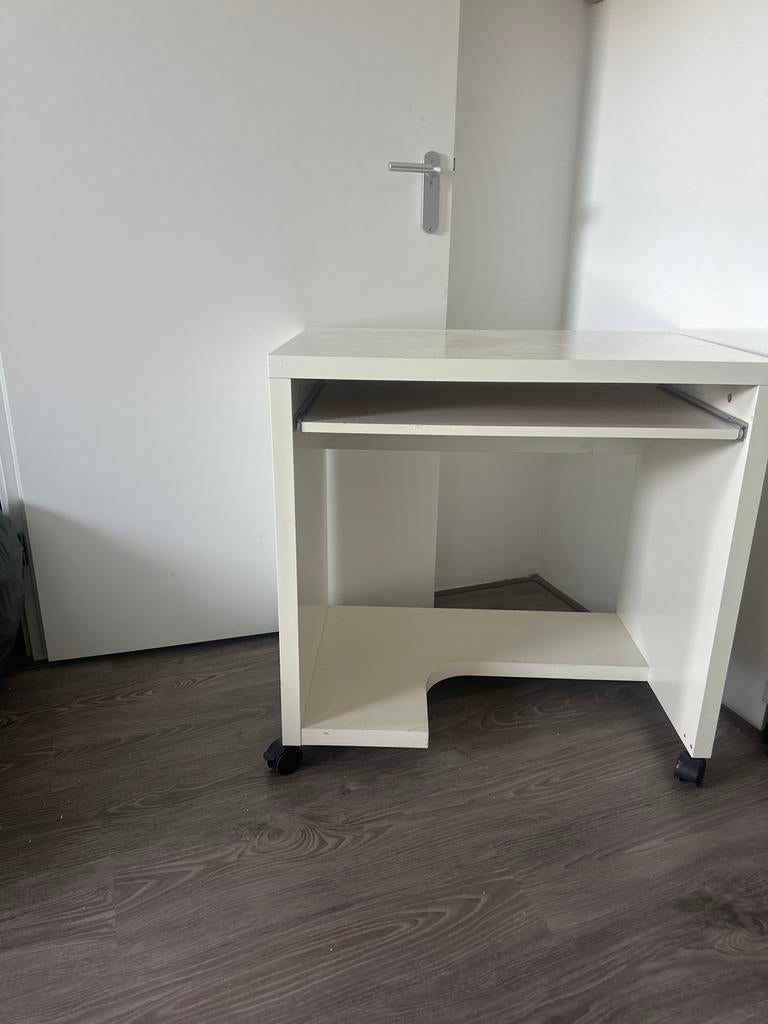 Ikea bureautje GRATIS ophalen, Ophalen, Gebruikt, Spaanplaat of MDF, IKEA