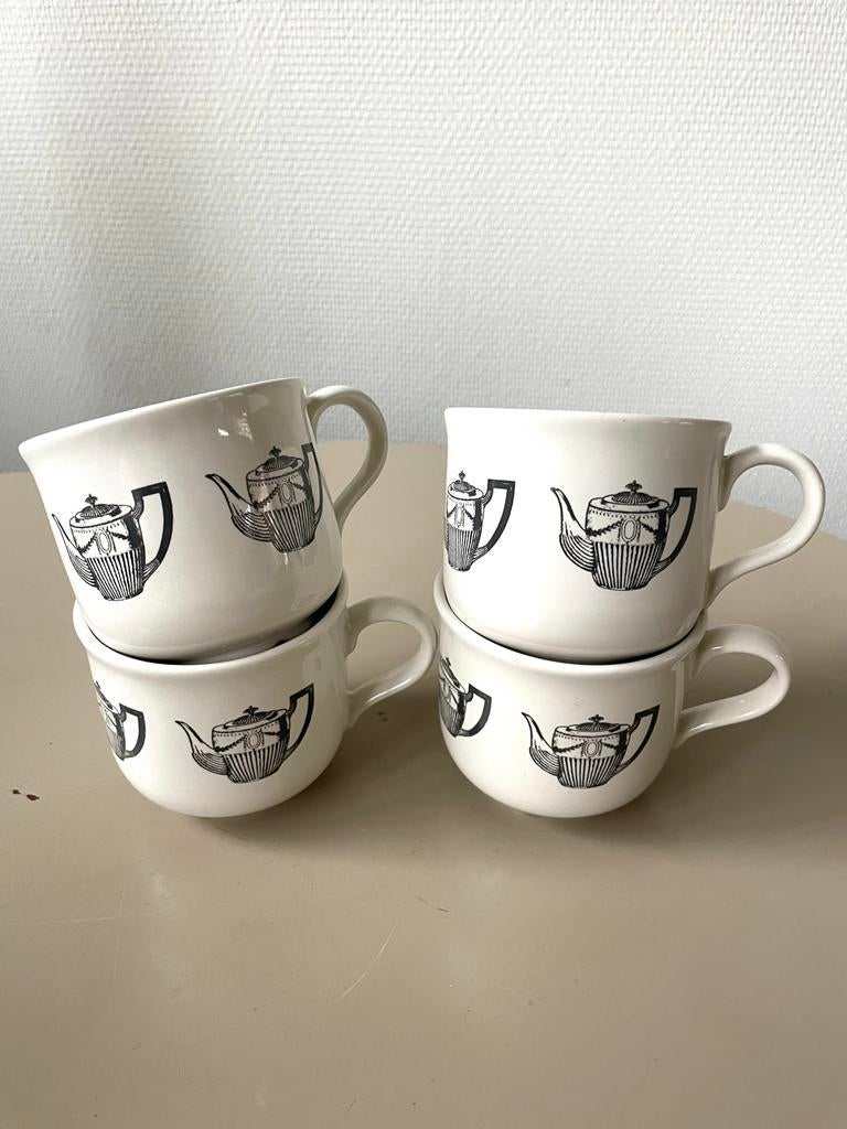 4 Engelse kopjes met theepot motief, Huis en Inrichting, Keuken | Servies, Gebruikt, Ophalen of Verzenden, Overige stijlen, Kop(pen) en/of Schotel(s)